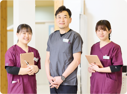 写真左から山本さん、山崎院長、山田さん