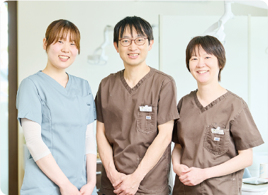 写真左から竹内さん、齋藤栄文院長、齋藤麻江副院長